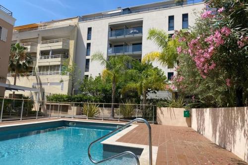 Residence with a Pool in Palm Beach Cannes