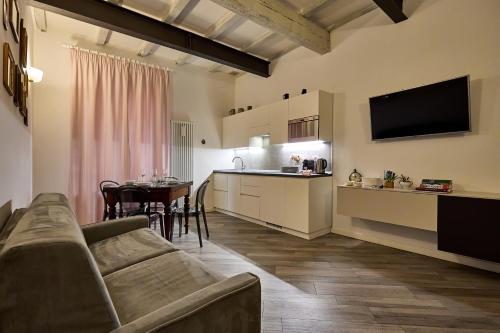 LA TORRE LUNGA -Smart Working- 150 m dalle-from Due Torri-Two Towers, Bolonia (foto 8)
