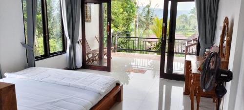 Giri Swari Homestay Room Type - Deluxe Double Room
