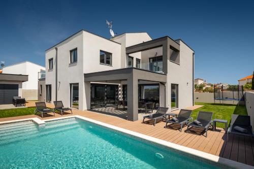 Modern villa Nea with outdoor pool in Pula