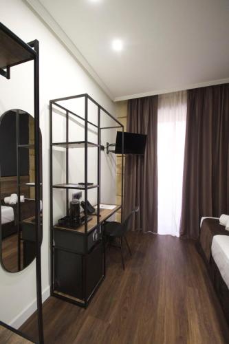 Standard Single Room image 10