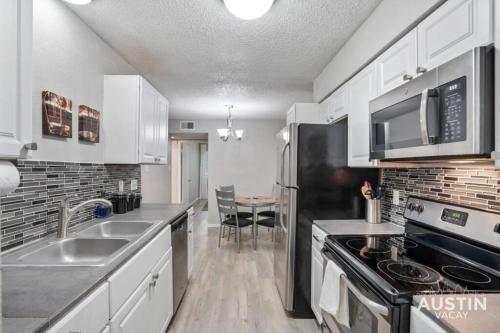 South Lamar Dual 2-Bedroom Apartments for 8 Guests in Austin, USA
