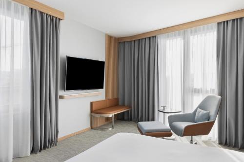 Corner King Room with City View