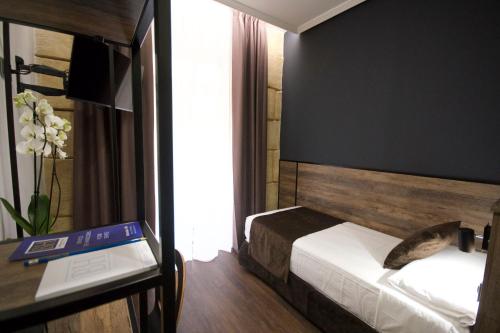 Standard Single Room image 7