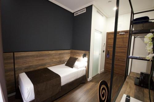 Standard Single Room image 6