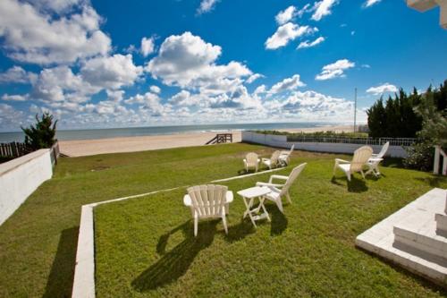 Shoreline Cottage - Oceanfront - North End VB in Virginia Beach, USA