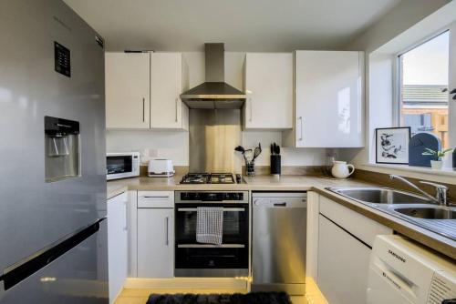 30 percent monthly deal on 3 BR house, Sleeps 6 with Full kitchen, garden and free parking - FREE WI-fi near Milton Keynes Bowl