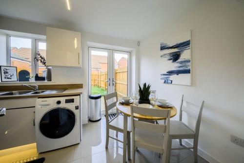 30 percent monthly deal on 3 BR house, Sleeps 6 with Full kitchen, garden and free parking - FREE WI-fi near Milton Keynes Bowl