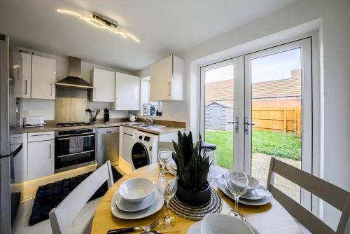 30 percent monthly deal on 3 BR house, Sleeps 6 with Full kitchen, garden and free parking - FREE WI-fi near Milton Keynes Bowl