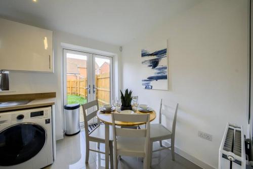 30 percent monthly deal on 3 BR house, Sleeps 6 with Full kitchen, garden and free parking - FREE WI-fi near Milton Keynes Bowl