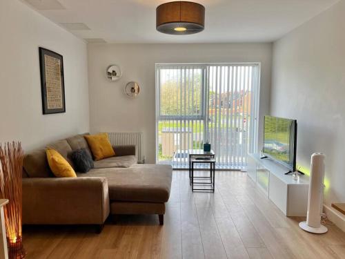 Modern 1 Bedroom Serviced Apartment - Near City Centre