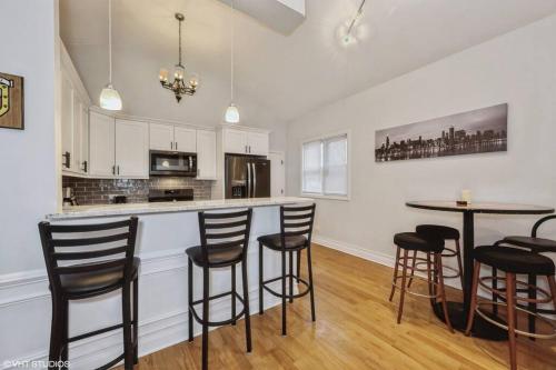 2-Bed 2-Bath Apt - Close to UC w/ Free Parking in Chicago, USA