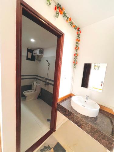 Queen Room with Balcony image 2