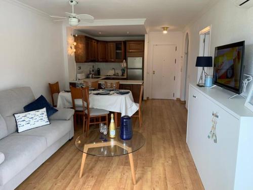 Apartamento Torremolinos 5 Personas + PARKING + PISCINA todo el año