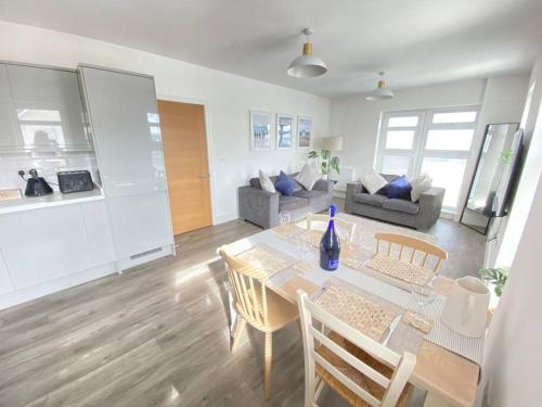 Stunning 2 bed, water front Poole Quay Apartment.