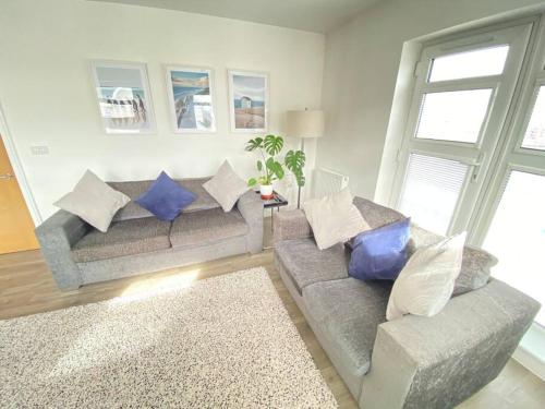 Stunning 2 bed, water front Poole Quay Apartment.