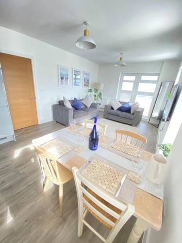 Stunning 2 bed, water front Poole Quay Apartment.