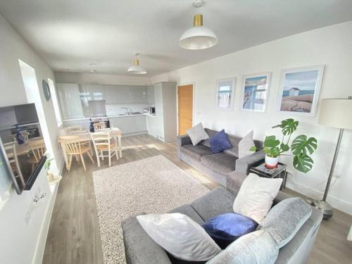 Stunning 2 bed, water front Poole Quay Apartment.