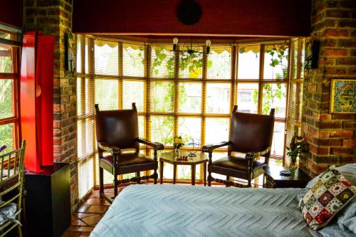 1 queen bed, 1 twin bed