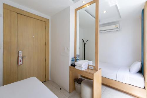 Standard Twin Room with Shared Bathroom image 10