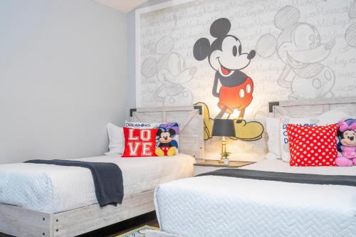 Magical 5-Bedroom Retreat w/ Pool, 3 Ensuite Bedrooms, Near Disney, and Internet! image