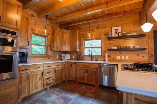 The Ridge: A Modern Cabin in Bostic, USA