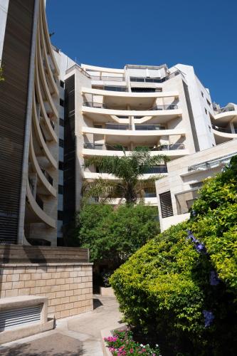 Garden House By IsrApart in Raanana