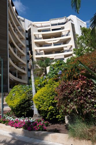Garden House By IsrApart in Raanana