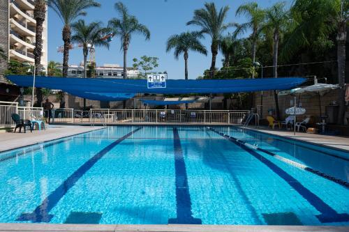 Swimming pool, Garden House By IsrApart in Raanana