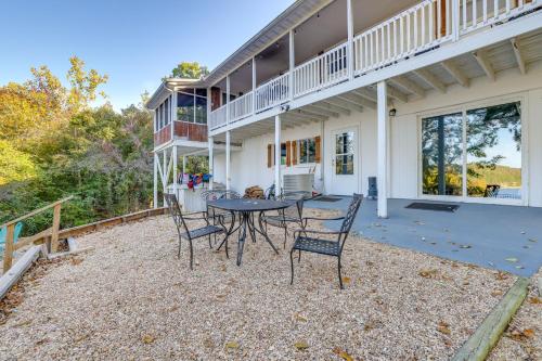 Lakefront Gem with Screened Porch and Game Room! Lakefront Gem with Screened Porch and Game Room!