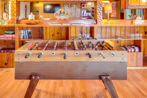 Retro Rhinelander Lake Retreat with Fire Pit! in Rhinelander, USA
