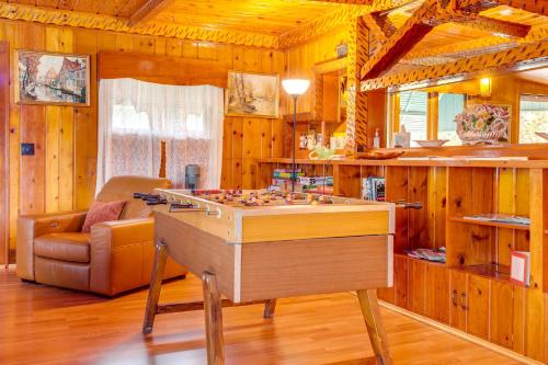 Retro Rhinelander Lake Retreat with Fire Pit! in Rhinelander, USA