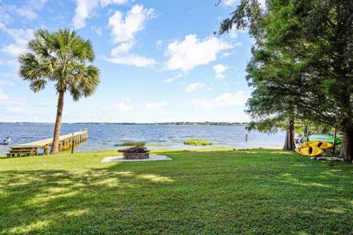 . Lake Clinch Waterfront Home: Screened Porches