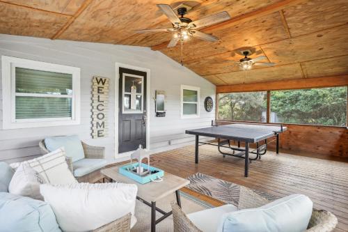 Lakefront Home with Screened Porches in Frostproof! in Frostproof