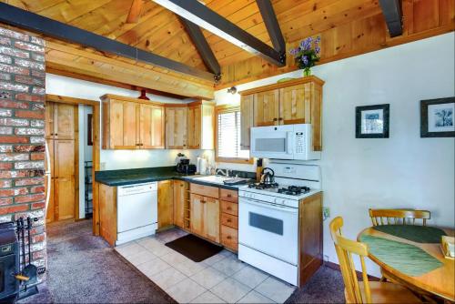 Big Bear City Cabin with Hot Tub about 4 Mi to Resort in Big Bear City, USA