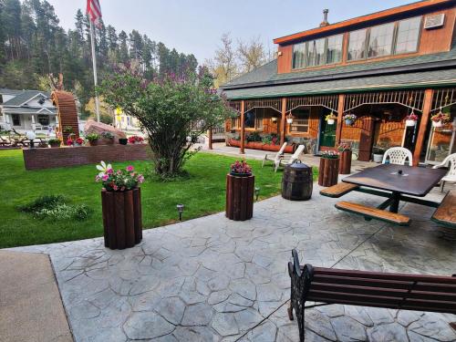 Cedar Wood Inn - image 14