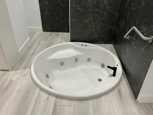 H. Pelayo Autocheck-in Suites Con Jacuzzi - Noja