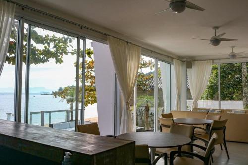 Lobby, Charme, por do sol, praia privada. Exclusividade. in Ribeirao da Ilha