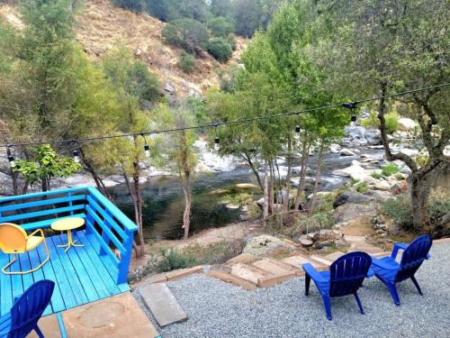 Retro House on the River !