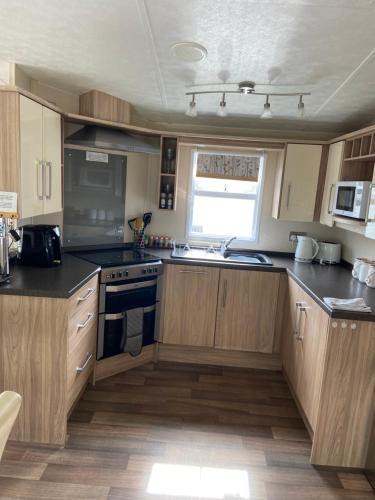Kitchen, Otters Rural Retreat - Private Hot-Tub & Free Golf for guests included in Shilbottle
