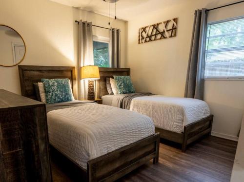 Stylish 3BR with Outdoor Space near Busch Gardens Has Power in Tampa, USA