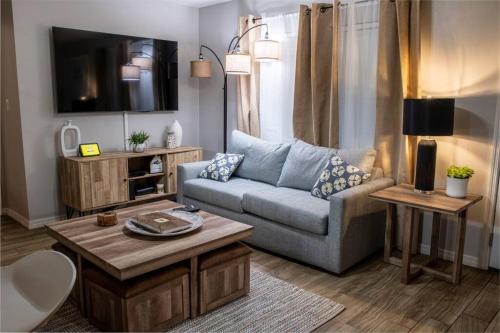 Stylish 3BR with Outdoor Space near Busch Gardens Has Power in Tampa, USA