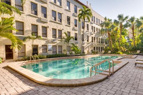 Palm Beach Condo with Outdoor Pool 1 Block to Beach in Palm Beach, USA