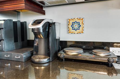 Palm Beach Condo with Outdoor Pool 1 Block to Beach in Palm Beach, USA