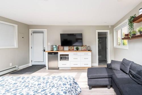 SINGLE BACHELOR UNIT EN-SUITE UPTOWN WATERLOO - e4