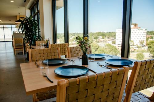 Restaurant, Brut Hotel near River Parks