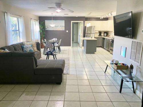 Sunshine Acre. King Master Suite & BIG YARD photo 1