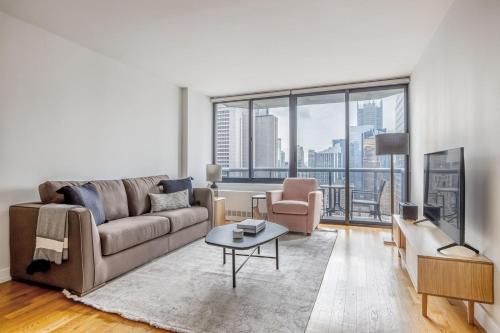Midtown 2br w elevator wd nr entertainment NYC-1227 in New York, USA