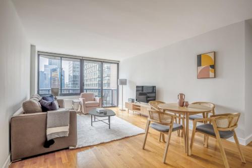 Midtown 2br w elevator wd nr entertainment NYC-1227, New York (photo 3)