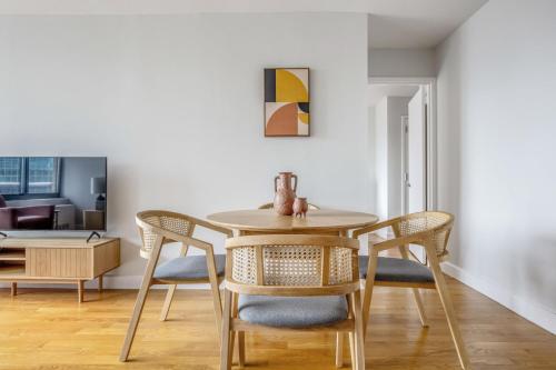 Midtown 2br w elevator wd nr entertainment NYC-1227, New York (photo 7)